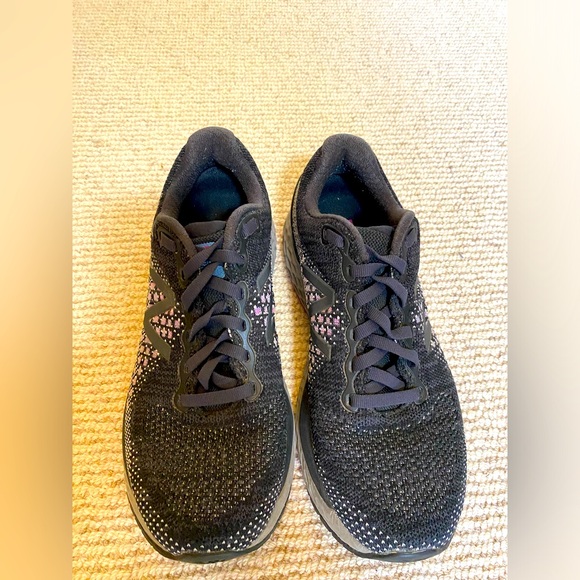 New Balance Sneaks - Picture 2 of 6